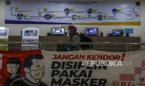 Calon penumpang menunggu jadwal keberangkatan bus di Terminal Terpadu Pulo Gebang, Jakarta, Jumat (26/3/2021). Menteri Koordinator Bidang Pembangunan Manusia dan Kebudayaan (PMK) Muhadjir Effendy mengatakan Pemerintah melarang mudik lebaran 2021 pada 6-17 Mei 2021, keputusan tersebut diambil dengan mempertimbangkan risiko penularan COVID-19 yang masih tinggi terutama pasca libur panjang.