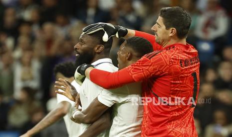 Kiper Real Madrid Thibaut Courtois (kanan). Courtois meminta rekan-rekannya tidak meremehkan Chelsea pada leg kedua babak perempat final Liga Champions, di Stadion Stamford Bridge, Rabu (19/4/2023) dini hari WIB. Meskipun Madrid kini unggul agregat 2-0 namun Chelsea masih mempunyai peluang membalikkan keadaan.  Courtois sangat tahu 