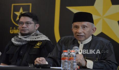 Ketua Majelis Syuro Partai Ummat Amien Rais (kanan) bersama Ketua Umum Partai Ummat Ridho Rahmadi (kiri) memberikan keterangan pers terkait sikap Partai Ummat terhadap dugaan intervensi KPU Pusat kepada KPU Provinsi/Daerah untuk meloloskan partai-partai tertentu dan menyingkirkan Partai Ummat di kantor DPP Partai Ummat, Jakarta, Selasa (13/12/2022). Dalam kesempatan tersebut partai ummat menyampaikan 3 tuntutan salah satunya yaitu agar seluruh hasil verifikasi yang telah dilakukan oleh KPU terhadap partai-partai baru dan partai-partai non-parlemen untuk segera diaudit oleh tim independen.Republika/Prayogi. 