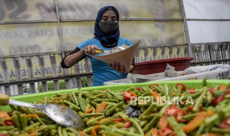 Pekerja menyiapkan nasi bungkus untuk dibagikan secara gratis kepada warga di Warung Suroboyo, Jalan Natuna, Kota Bandung, Kamis (7/4/2022). Kegiatan berbagi makanan (takjil) gratis tersebut sebagai salah satu wujud kepedulian sekaligus upaya untuk memperbanyak ibadah saat bulan suci Ramadhan dengan cara berbagi kepada sesama. 