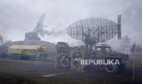  Radar rusak dan peralatan lainnya terlihat di fasilitas militer Ukraina di luar Mariupol, Ukraina, Kamis, 24 Februari 2022. Rusia telah meluncurkan rentetan serangan udara dan rudal ke Ukraina Kamis pagi dan pejabat Ukraina mengatakan bahwa pasukan Rusia telah meluncur ke wilayah tersebut. negara dari utara, timur dan selatan.