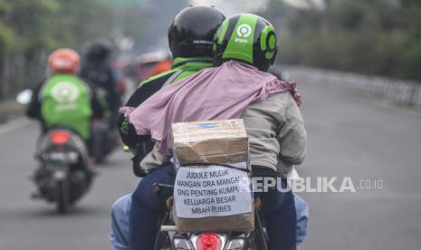 Pemudik bersepeda motor melintasadi jalur pantura.