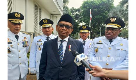 Menteri Koordinator Bidang Politik Hukum dan Keamanan Mahfud MD. Walkot Solo Gibran sebut Mahfud MD sangat cocok untuk jadi cawapres Ganjar Pranowo.