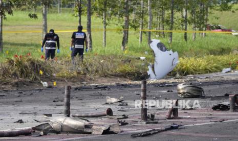 Petugas Unit Forensik Polisi Kerajaan Malaysia melakukan olah TKP di lokasi kecelakaan pesawat ringan di Elmina, negara bagian Selangor, Malaysia, Kamis (17/8/2023). Menurut polisi, sepuluh orang tewas, termasuk delapan penumpang di dalam pesawat dan dua pengendara lainnya di darat , setelah jet pribadi Beechcraft Model 390 (Premier 1) jatuh di Elmina.