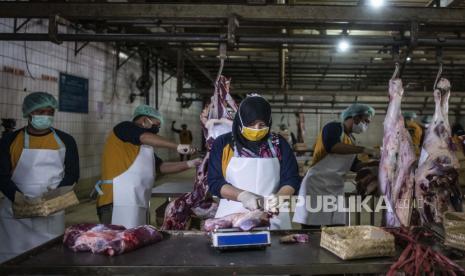 Konsep Qurban Berkeadaban, MUI: Sah-sah Saja. Foto: Pekerja memotong daging sapi kurban di Rumah Pemotongan Hewan (RPH) PD Dharma Jaya, Cakung, Jakarta, Jumat (31/7/2020). RPH PD Dharma Jaya pada perayaan Idul Adha 1441 H menyembelih 325 ekor sapi kurban yang berasal dari instansi pemerintah dan masyarakat serta penyembelihan tersebut akan berlangsung hingga Senin (3/8/2020). 