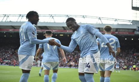 Pemain Nottingham Forest Callum Hudson-Odoi (kanan) melakukan selebrasi usai berhasil mencetak gol ke gawang Liverpool saat pertandingan Liga Premier Inggris di Stadion Anfield, Liverpool, Inggris, Sabtu (14/9/2024). 