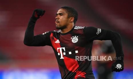  Douglas Costa.