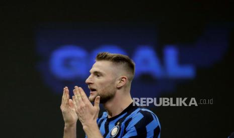 Skriniar Milan Inter Milan, merayakan golnya melawan Atalanta saat pertandingan sepak bola Serie A antara Inter Milan dan Atalanta di stadion San Siro di Milan, Italia, beberapa waktu lalu.