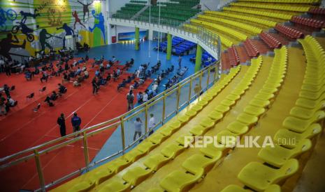 Sejumlah atlet menjalani masa observasi usai mendapatkan vaksin COVID-19 di Sport Jabar Arcamanik, Bandung, Jawa Barat, Senin (5/4/2021). Pemerintah Provinsi Jawa Barat memfasilitasi 1.421 personel kontingen Pelatda PON dan Peparnas Jawa Barat untuk mendapatkan vaksin COVID-19 sebagai upaya persiapan atlet menghadapi PON XX di Papua. 