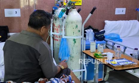 Jamaah haji yang sedang dirawat di Kantor Kesehatan Haji Indonesia (KKHI) Makkah melaksanakan sholat Dzuhur dari atas tempat tidur, Rabu (7/6/2023). 