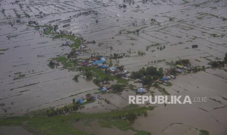 Foto udara areal persawahan di Kabupaten Banjar yang masih terendam air di Kalimantan Selatan, Kamis (28/1/2021). Berdasarkan data terbaru dari Badan Penanggulangan Bencana Daerah (BPBD) Provinsi Kalimantan Selatan pada Kamis (28/1/2021), bencana alam banjir di tujuh Kabupaten di Kalimantan Selatan mengakibatan 48.714 hektare lahan sawah terendam. 