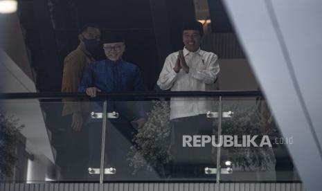 Presiden Joko Widodo (kanan) didampingi Ketua Umum DPP Partai Amanat Nasional (PAN) Zulkifli Hasan (kiri) menghadiri acara Silaturahmi Ramadhan 1444 H DPP PAN di Kantor DPP PAN, Jakarta, Ahad (2/4/2023). Acara tersebut turut dihadiri para ketua umum partai politik koalisi pendukung pemerintah seperti PAN, Partai Golkar, Partai Gerindra, PPP, dan PKB. 