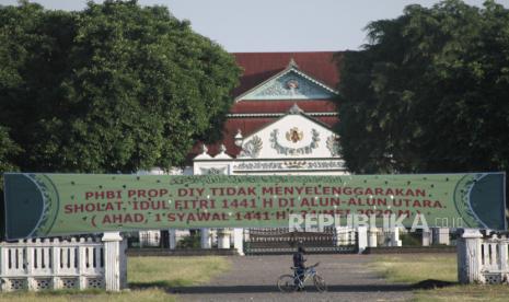 Warga beraktivitas di kawasan Alun-Alun Utara Keraton Yogyakarta, DI Yogyakarta, Sabtu (23/5/2020). Panitia Perayaan Hari Besar Islam (PHBI) DI Yogyakarta tidak menyelenggarakan shalat Id Idul Fitri 1441 H untuk mencegah penyebaran COVID-19