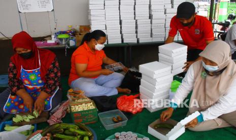 Malang Berencana Buka Rumah Isolasi di Tiap Kecamatan. Relawan memasak makanan untuk dibagikan secara gratis kepada pasien COVID-19 yang menjalani isolasi mandiri di Dapur Umum Gadang, Malang, Jawa Timur, Kamis (22/7/2021). Dapur umum tingkat desa tersebut setiap harinya menyuplai sedikitnya 174 kotak makanan yang bahan-bahannya diperoleh dari sumbangan warga setempat. 