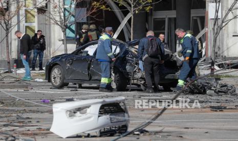  Pakar Ukraina memeriksa mobil yang hancur setelah penembakan di pusat kota Kyiv (Kiev), Ukraina, 10 Oktober 2022. Ledakan dilaporkan terjadi di beberapa distrik di ibukota Ukraina, Kyiv, pada 10 Oktober. Sedikitnya sembilan orang tewas dan puluhan luka-luka akibat serangan itu, kata Layanan Darurat Negara (SES) Ukraina. Pasukan Rusia memasuki Ukraina pada 24 Februari 2022 memulai konflik yang telah memicu kehancuran dan krisis kemanusiaan.