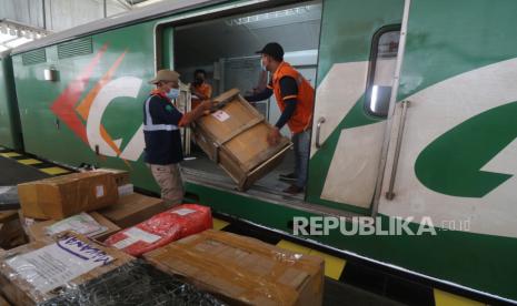 Pekerja melakukan bongkar muat pada gerbong barang di Stasiun Kota Kediri, Jawa Timur. PT Kereta Api Indonesia (Persero) optimistis pada tahun ini kinerja angkutan barang akan tumbuh positif. Terlebih kondisi pandemi Covid-19 membuat volume angkutan penumpang KAI turun drastis dikarenakan adanya pembatasan mobilisasi.