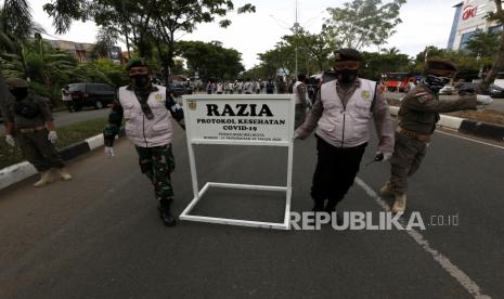 Personel TNI/Polri dan Satpol PP dari tim gugus tugas percepatan penanganan Corona Virus Disease 2019 (COVID-19) menggelar razia protokol kesehatan di perbatasan kota Banda Aceh-Aceh Besar, Aceh, Kamis (22/10/2020). Razia dengan fokus utama terhadap warga yang tidak menggunakan masker sebagai upaya meningkat kesadaran untuk menerapkan protokol kesehatan saat beraktivitas di luar rumah guna mencegah penularan COVID-19. 