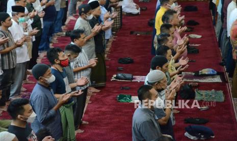 Warga Kota Cirebon, Jawa Barat, melaksanakan Shalat Ghaib bagi putra sulung Gubernur Jabar Ridwan Kamil, Emmeril Kahn Mumtadz atau Eril, yang hilang terbawa arus di Sungai Aare, Swiss.