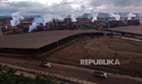 Aktivitas tungku smelter nikel di PT VDNI di kawasan industri di Kecamatan Morosi, Konawe, Sulawesi Tenggara. Badan Pusat Statistik (BPS) mencatat ekspor produk turunan dari bijih nikel mengalami peningkatan pasca pemerintah melarang ekspor bijih mentah nikel sejak 2020 lalu. Kebijakan larangan itu menunjukkan adanya dampak positif yang diterima Indonesia.