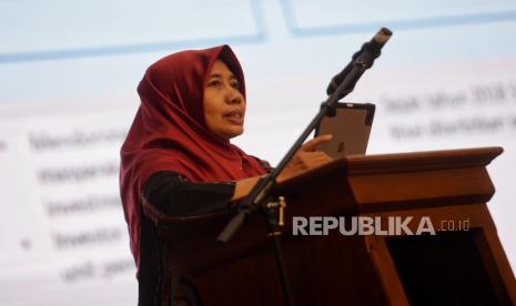 Direktur Pembiayaan Syariah Ditjen Pengelolaan Pembiayaan dan Risiko (DJPPR) Kementerian Keuangan (Kemenkeu) Dwi Irianti Hadiningdyah memaparkan materi dalam acara seminar nasional di Auditorium Fakultas Ekonomi dan Manajemen IPB University, Bogor, Jawa Barat, Sabtu (26/8/2023). Seminar tersebut mengangkat tema Menghadapi Ketidakpastian Global Melalui Optimalisasi Pembangunan Ekonomi Syariah Berkelanjutan yang diikuti oleh tamu undangan dan mahasiswa Fakultas Ekonomi dan Manajemen IPB University.