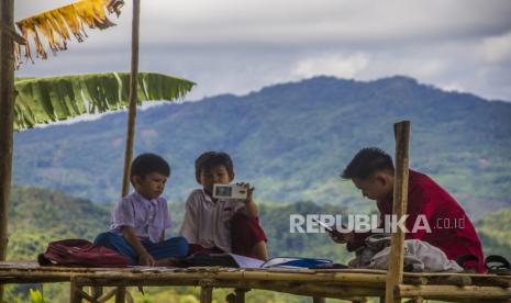 Siswa dan mahasiswa belajar secara daring di pondok puncak bukit Merona, Desa Hinas Kanan, Kabupaten Hulu Sungai Tengah, Kalimantan Selatan, Senin (27/9/2021). Siswa di daerah tersebut harus menempuh jarak lima kilometer menuju puncak bukit agar mendapatkan akses internet untukn mengikuti kegiatan belajar mengajar daring selama pandemi COVID-19. 