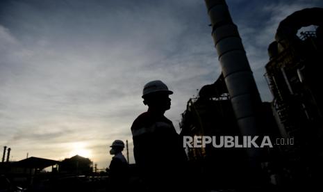 Petugas melakukan pemeriksaaan area kilang yang memproduksi Green Diesel (D100) dan Green Avtur di Kilang PT Kilang Pertamina Internasional RU IV Cilacap, Jateng, Kamis (27/10/2022). Green Refinery mengolah sumber daya energi baru terbarukan berbahan dasar minyak kelapa sawit, menjadi Green Diesel dan Green Avtur yang telah meraih Sertifikat International Sustainability and Carbon Certification (ISCC), dengan kapasitas produksi mencapai 3000 barrel per hari.