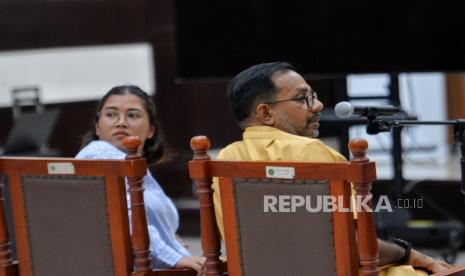 Terdakwa Direktur Eksekutif Lokataru Haris Azhar (kanan) bersama terdakwa Koordinator KontraS Fatia Maulidiyanti (kiri) saat menjalani sidang, Kamis (8/6/2023).