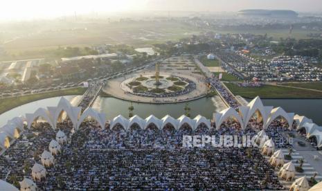 Foto udara umat Islam melaksanakan Shalat Idul Fitri 1444 Hijriah di Masjid Raya Al Jabbar, Gedebage, Kota Bandung, Jawa Barat, Sabtu (22/4/2023). 