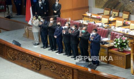 Wakil Ketua DPR Sufmi Dasco Ahmad (empat kiri) berfoto bersama dengan para hakim agung terpilih usai disahkan dalam sidang paripurna di Kompleks Parlemen Senayan, Jakarta, Selasa (21/9). Sebanyak 7 hakim agung yang terpilih dalam uji kelayakan dan kepatutan di Komisi III disahkan dalam sidang paripurna tersebut.