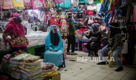 Pedagang beraktivitas di tokonya saat pemberlakuan ganjil genap di Pasar Perumnas Klender, Jakarta, Senin (15/6). Pemerintah provinsi DKI Jakarta mulai hari ini menerapkan sistem ganjil genap untuk pedagang pasar tradisional di 153 titik di DKI Jakarta yang disesuaikan antara nomor kios pedagang dengan tanggal