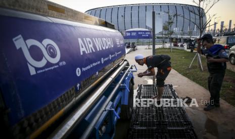 Umat Islam mengambil air wudu di mobil tangki milik PAM Jaya sebelum melaksanakan Shalat Idul Adha 1443 Hijriah di Jakarta Internationa Stadium, Ahad (10/7/2022). Perumda PAM Jaya siap mendistribusikan air siap minum untuk sebagian warga DKI Jakarta mulai 2023 dengan air yang bersumber dari Sistem Penyediaan Air Minum (SPAM) Ciliwung di wilayah Jakarta Selatan.