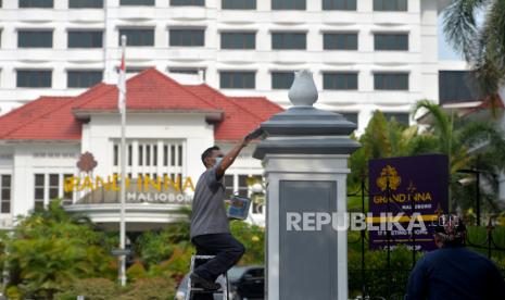 Pekerja melakukan renovasi tembok hotel ilustrasi. Perhimpunan Hotel dan Restoran Indonesia (PHRI) Daerah Istimewa Yogyakarta (DIY) mencatat okupansi yang cukup tinggi untuk hotel berbintang di wilayah Kota Yogyakarta dan Kabupaten Sleman.