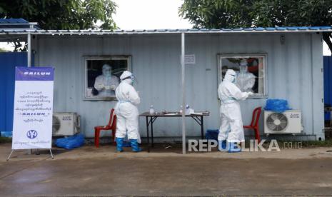  Petugas kesehatan yang mengenakan APD (Alat pelindung diri) bersiap untuk melakukan tes swab COVID-19 di jalan tol Yangon-Mandalay di Yangon, Myanmar, 13 Oktober 2020.