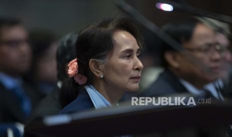  FILE - Pemimpin Myanmar Aung San Suu Kyi menunggu untuk berpidato di depan hakim Mahkamah Internasional pada hari kedua dari tiga hari sidang di Den Haag, Belanda pada 11 Desember 2019. Suu Kyi adalah putri pahlawan kemerdekaan negara itu, Jenderal Aung San, yang dibunuh pada tahun 1947, kurang dari enam bulan sebelum negara itu, yang saat itu bernama Burma, merdeka dari Inggris. Suu Kyi pindah ke New Delhi pada tahun 1960 ketika ibunya ditunjuk sebagai duta besar untuk India dan kemudian menghabiskan sebagian besar masa dewasa mudanya di Amerika Serikat dan Inggris. Karirnya di dunia politik dimulai pada tahun 1988.