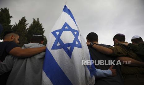 Bendera Israel. Kelompok hak asasi manusia (HAM) Amnesty International menuduh Israel menundukkan warga Palestina ke sistem apartheid yang dibangun berdasarkan kebijakan pemisahan, perampasan, dan pengucilan. 