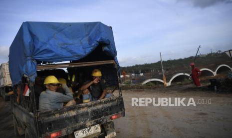 Sejumlah pekerja menaiki mobil bak terbuka di kawasan IKN, Penajam Paser Utara, Kalimantan Timur, Jumat (9/8/2024). Menurut Menteri PUPR sekaligus Plt Kepala Otorita IKN Basuki Hadimuljono, per 10 Agustus 2024 pemerintah akan menyetop sementara proyek pembangunan IKN yang berhubungan dengan kegiatan luar dikarenakan akan fokus untuk persiapan penyelenggaran upacara Kemerdekaan Indonesia. 