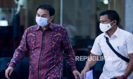 Wakil Ketua DPR RI Azis Syamsuddin berjalan meninggalkan Gedung Merah Putih KPK usai menjalani pemeriksaan di Jakarta.