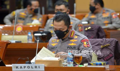 Kapolri Jenderal Pol Listyo Sigit Prabowo bersiap mengikuti rapat kerja dengan Komisi III DPR di Kompleks Parlemen, Senayan, Jakarta, Rabu (24/8/2022). Kapolri mengatakan penanganan kasus pembunuhan Brigadir J jadi pertaruhan Polri.