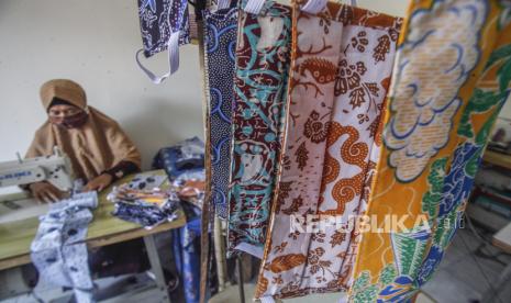 Perajin memproduksi masker batik di Sentra Kerajinan Batik Tradisiku, Kota Bogor, Jawa Barat, Kamis  (1/10/2020). Badan Standardisasi Nasional (BSN) mengeluarkan spesifikasi masker kain ber-SNI yang terbagi menjadi tiga tipe berdasarkan penggunaannya, antara lain tipe A untuk penggunaan umum, tipe B untuk penggunaan filtrasi bakteri, dan tipe C untuk penggunaan filtrasi partikel. 