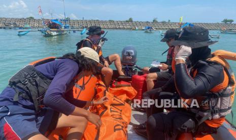 Tim SAR gabungan mengevakuasi jasad wisatawan yang tenggelam di kawasan Pantai Batu Bentang, Kecamatan Palabuhanratu, Kabupaten Sukabumi, Jawa Barat, Senin (24/4/2023) siang.