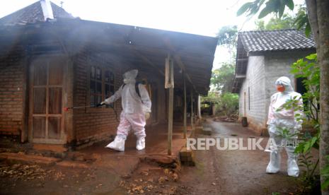 Tim Reaksi Cepat (TRC) BPBD Gunungkidul melakukan penyemprotan dekontaminasi bakteri aktraks di Dusun Jati, Semanu, Gunungkidul, Yogyakarta, Jumat (7/7/2023). Penyemprotan ini dilakukan untuk memutus rantai penularan penyakit antraks. Menurut Kemenkes, kasus antraks di Dusun Jati sudah bisa masuk kategori kejadian luar biasa (KLB). Karena sudah ada satu kematian suspek antraks, tetapi kewenangan KLB ada di Pemkab Gunungkidul.