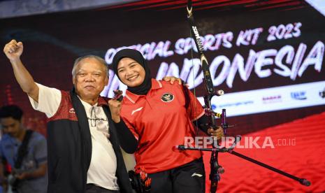 Menteri PUPR Basuki Hadimuljono (kiri) berpose bersama Atlet Panahan Diananda Choirunnisa (kanan) di Jakarta, Sabtu (9/9/2023). 