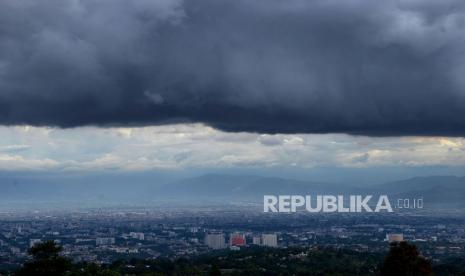 Awan hitam menggelayut di atas Bandung Raya. Menghadapi cuaca ekstrim yang kerap terjadi saat ini, Badan Penanggulangan Bencana Daerah (BPBD) Jawa Barat menghimbau masyarakat khususnya yang tinggal di wilayah beresiko tinggi agar selalu waspada.