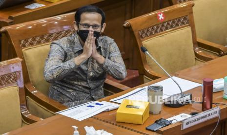 Menteri Pendidikan, Kebudayaan, Riset, dan Teknologi Nadiem Makarim (tengah) mengikuti rapat kerja dengan Komisi X DPR di Kompleks Parlemen, Senayan, Jakarta, Rabu (19/1/2022). Raker tersebut membahas tindak lanjut Panitia Kerja (Panja) Pengangkatan Guru dan Tenaga Kependidikan (GTK) honorer menjadi ASN serta memnbahas isu-isu strategis seperti kurikulum, pengangkatan Kepala Sekolah, dan Permendikbudristek Nomor 35 Tahun 2021 tentang Pembelajaran Tatap Muka (PTM). 