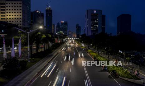 Sejumlah kendaraan melintas diantara gedung-gedung di kawasan Sudirman, Jakarta, Rabu (5/8). Badan Pusat Statistik (BPS) mencatat pertumbuhan ekonomi Indonesia pada kuartal II 2020 mengalami kontraksi atau minus 5,32 persen akibat pandemi Covid-19. Republika/Putra M. Akbar