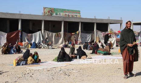 Keluarga yang meninggalkan desa mereka setelah Taliban melancarkan serangan besar-besaran di berbagai distrik di provinsi Helmand, tinggal di tempat penampungan sementara di ibu kota provinsi Lashkargah, Helmand, Afghanistan, 20 Oktober 2020. Taliban telah melancarkan serangan skala besar pertamanya di ibu kota provinsi Helmand barat daya. di Afghanistan sejak penandatanganan perjanjian damai dengan Amerika Serikat pada akhir Februari.