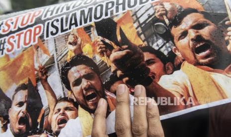 Massa membawa poster saat berunjuk rasa menentang penghinaan terhadap Nabi Muhammad SAW yang dilakukan oleh politisi India Nupur Sharma di Kedubes India, Jakarta, Jumat (17/6/2022). Massa yang tergabung dalam Aksi 1706 Bela Nabi Muhammad tersebut meminta agar Pemerintah Indonesia memutukan hubungan diplomatik dengan India serta mengecam berbagai tidak kekerasan terhadap umat muslim di India. 