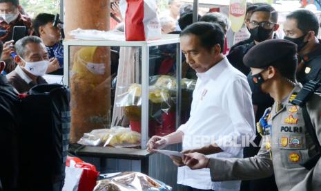 Presiden RI Joko Widodo (Jokowi) mengunjungi Pasar Kosambi saat agenda kunjungan kerja ke Kota Bandung, Kamis (13/10). Dalam kesempatan itu Jokowi menyerahkan sejumlah bantuan sosial bagi para pedagang.