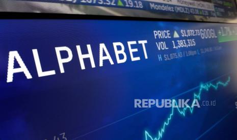 Logo Alphabet di layar Nasdaq MarketSite di New York.  