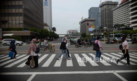 Pekerja berjalan saat jam pulang kerja di kawasan bisnis Sudirman-Thamrin, Jakarta, Senin (11/1). Pemerintah Provinsi DKI Jakarta menerapkan kebijakan pengetatan Pembatasan Sosial Berskala Besar (PSBB) mengikuti intruksi pemerintah pusat untuk Pemberlakukan Pembatasan Kegiatan Masyarakat (PPKM) mulai tanggal 11-25 Januari 2020. Republika/Thoudy Badai.